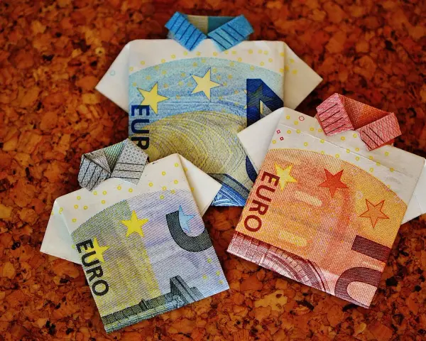 Trois chemises en origami faites de billets en euros. Une métaphore pour ceux qui choisissent de résider plus de 6 mois hors de France.