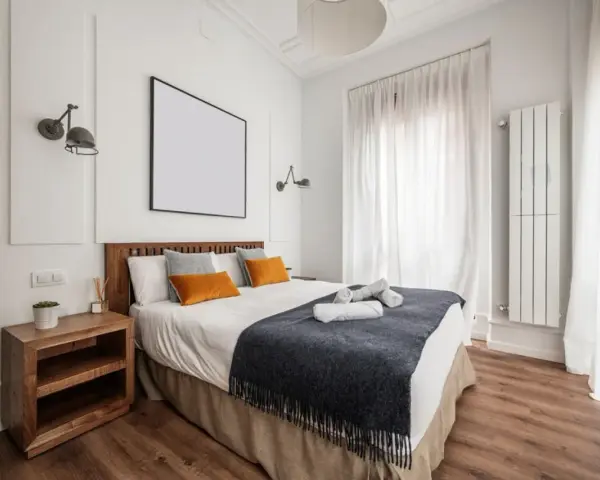 Chambre lumineuse avec lit douillet, parfaite pour une clause habitation bourgeoise Airbnb. Décoration moderne et épurée.