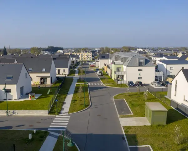 Vue aérienne d'un lotissement privé aux maisons modernes. La mairie a veillé aux obligations pour ce quartier résidentiel.