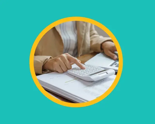 Calculatrice sur des documents financiers, suggérant une optimisation fiscale et une baisse d'impôt sur le revenu.