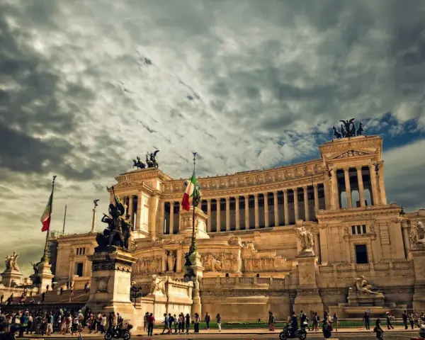 Monument imposant à Rome, sous un ciel orageux. Pensez à la fiscalité pour votre projet d'expatrier en Italie.