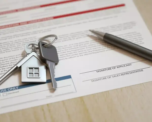 Clés d'une maison sur un contrat de bail civil à Paris. Un stylo est prêt à signer.