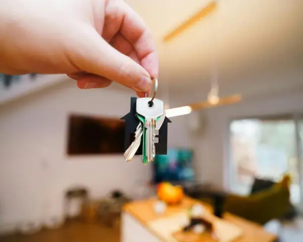 Main tenant tenant expulsion, indemnité d'occupation. Clés d'une maison, symbole de propriété.