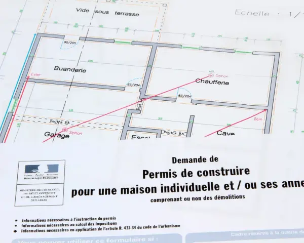 Plan de maison avec la mention "Demande de Permis de construire". Ce permis de construire refusé 2 fois, malgré les plans détaillés, montre la frustration d'un projet bloqué.
