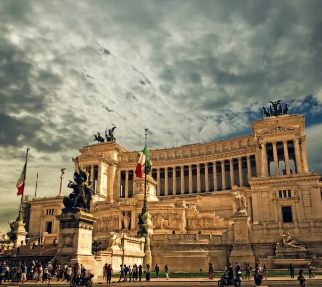 Monument imposant à Rome, sous un ciel orageux. Pensez à la fiscalité pour votre projet d'expatrier en Italie.