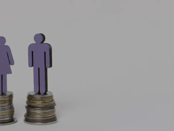 Silhouettes d'homme et de femme sur des piles de pièces. Le message est clair : travail égal, salaire égal.