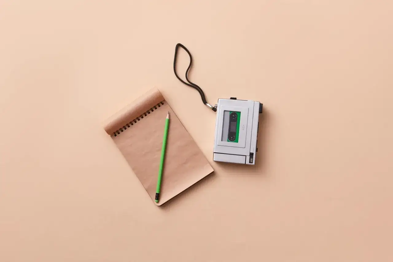 Carnet, crayon vert et enregistreur audio portable. Idéal pour un enregistrement audio preuve droit du travail.