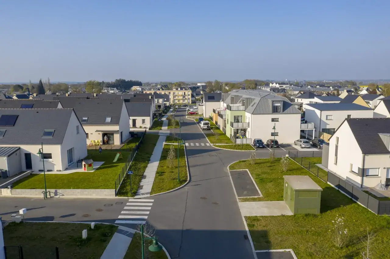 Vue aérienne d'un lotissement privé aux maisons modernes. La mairie a veillé aux obligations pour ce quartier résidentiel.