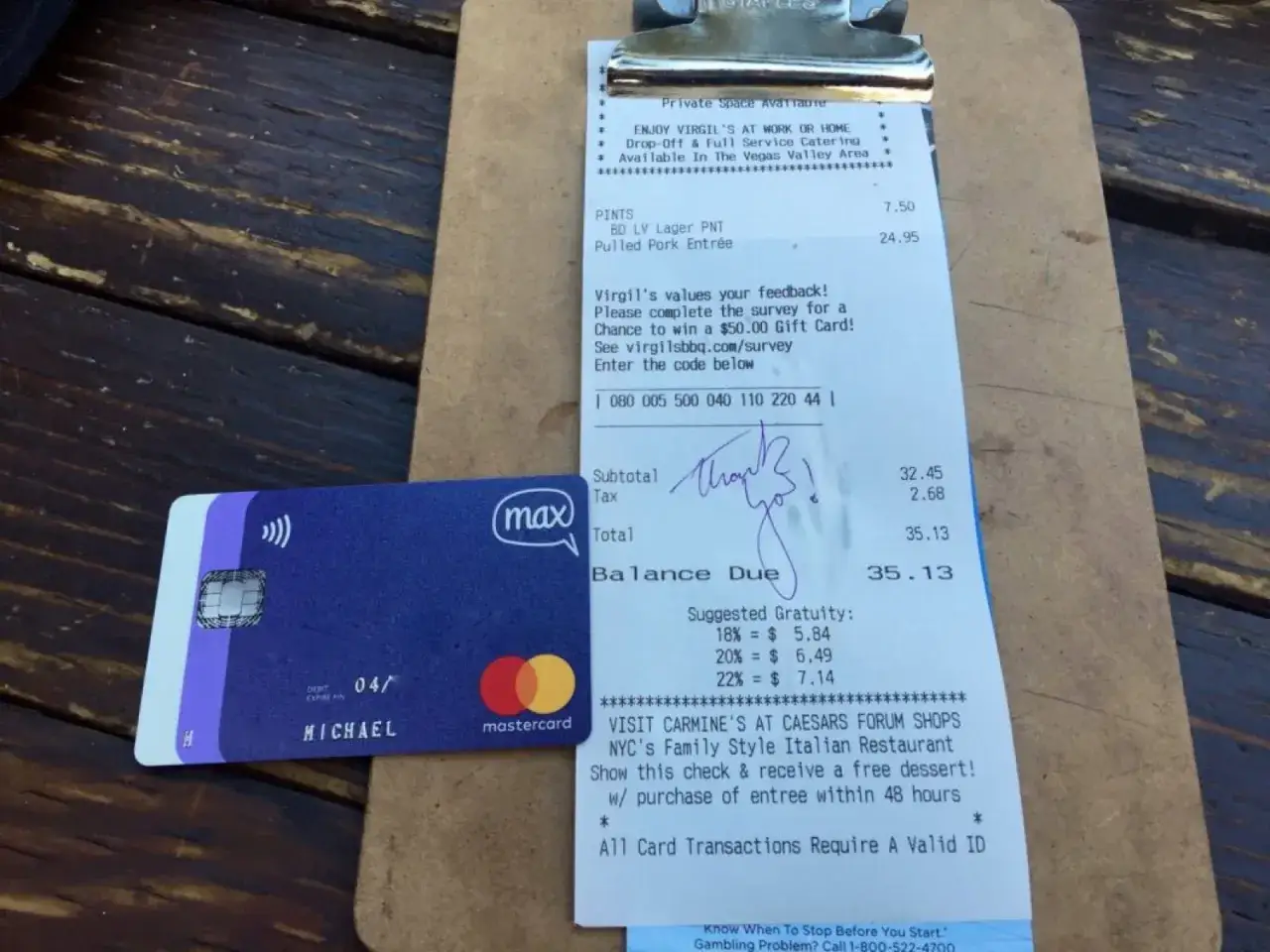 Une carte de crédit Max et un reçu de restaurant sur une planche à découper. Le reçu indique le prix des boissons et des plats, ainsi que le pourboire suggéré. Le patron peut-il garder les pourboires ?
