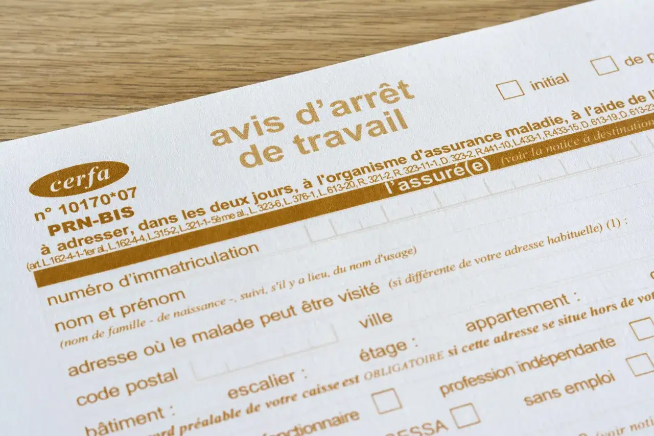 Avis d'arrêt de travail, document Cerfa pour déclarer un arret maladie. Il est à adresser à l'organisme d'assurance maladie, et peut concerner des congés payés.