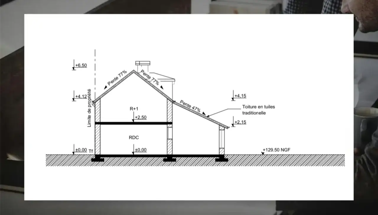 Coupe d'un bâtiment montrant la modification du niveau du terrain naturel, avec des indications de pentes et d'altitudes.