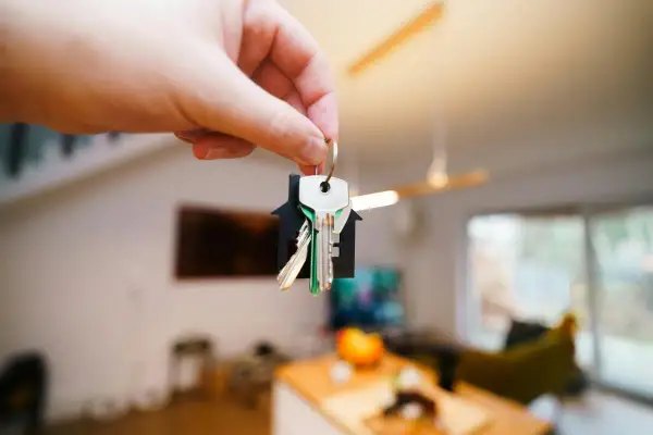 Main tenant tenant expulsion, indemnité d'occupation. Clés d'une maison, symbole de propriété.