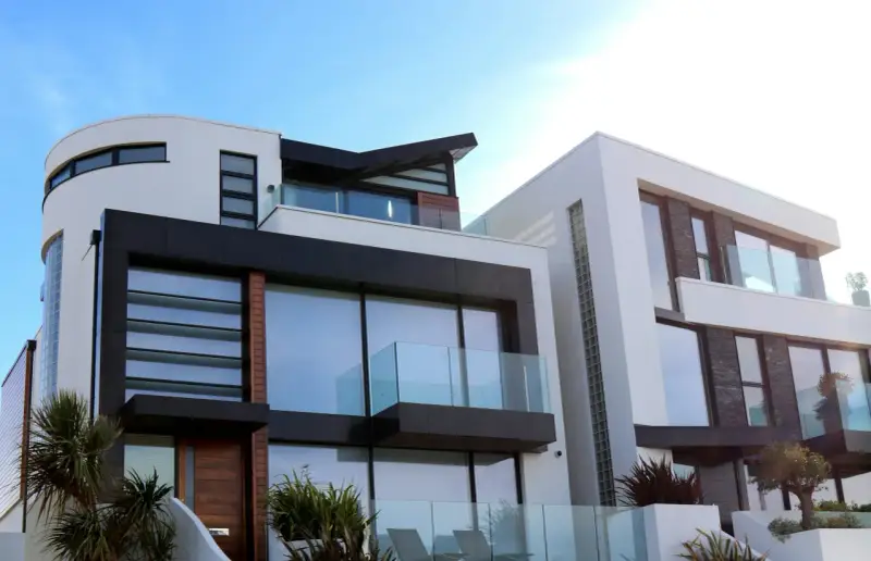 Villas modernes avec balcons en verre. Un investissement discret, un bien immobilier à l'étranger non déclaré, caché sous le soleil éclatant.
